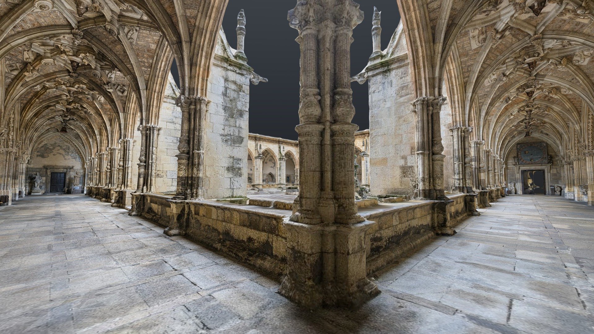Full León cathedral cloister photogrammetry scan
Escaneo completo por fotogrametría del claustro de la catedral de León

La catedral de León fue diseñada sin claustro, pero finalmente se levantó entre finales del siglo xiii y principios del siglo xiv. Esta construcción cubrió la entrada norte que, desde entonces, quedó resguardada. Este claustro tiene una planta cuadrada de 30 metros de lado, posee seis intercolumnios por lado y 24 pilares en total, respondiendo a las proporciones establecidas en los claustros cistercienses. A su alrededor se agrupan diversas dependencias, entre ellas, el actual Museo Catedralicio.

En el centro del patio y por diversos lugares del claustro se conservan restos de los hastiales oeste y sur, que fueron desmontados durante las restauraciones del siglo xix por los arquitectos &ldquo;purificadores